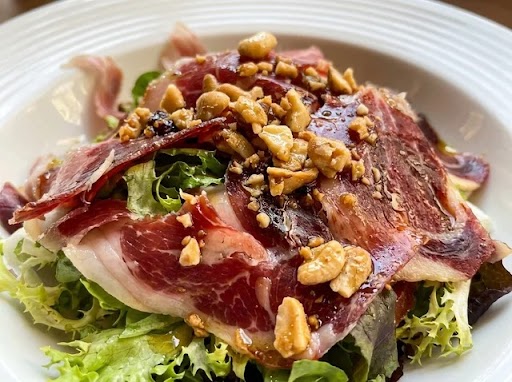 Salade au jambon ibérique et noix