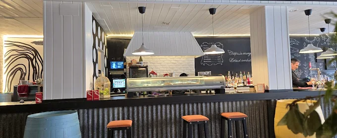 Comptoir et cuisine ouverte du restaurant