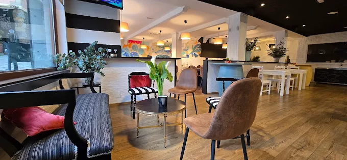 Espace lounge avec fauteuils et plantes dans le restaurant